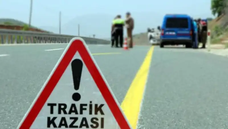 : Otomobil ve Hafif Ticari Araç Çarpıştı: 6 Kişinin Hayatı Kayıp