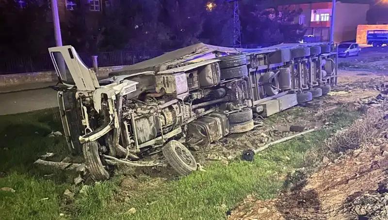 TIR Devrildi: 6 Yaralı, Olay Yerinde Büyük Karmaşa