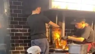 Pişmiş Tavuk Döner Üzerine Çiğ Et Koyuldu: Şok Edici Olayda İnceleme!