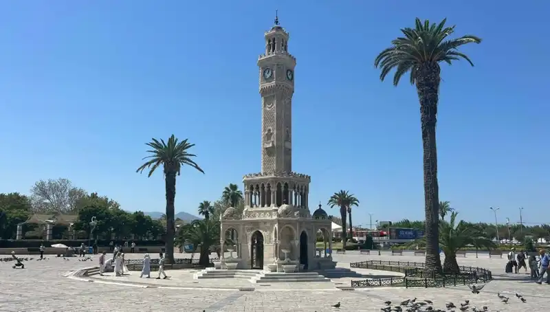 İzmir’de Sıcak Hava Dalgası: Meydanlar Neden Boş Kaldı?