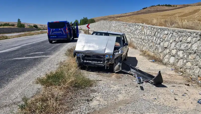 Kontrolden Çıkan Otomobil Duvara Çarptı: Kaza Anı ve Sonrası