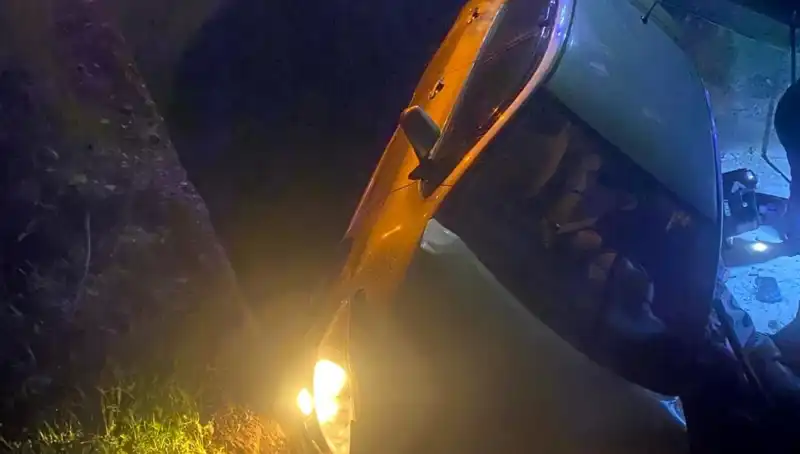 Adana’da Şok Kaza: Otomobil Şarampole Devrildi, İki Yaralı
