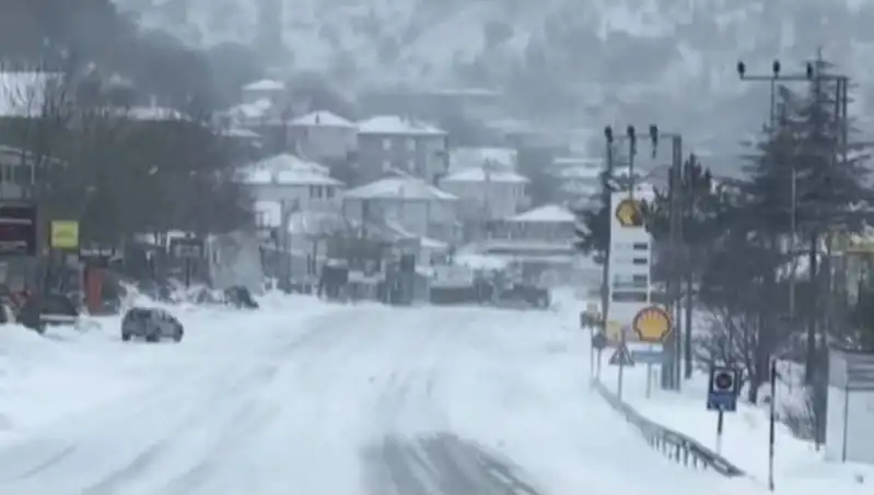 Sertavul Geçidi'nde Kış Şartları: Kar ve Sis Ulaşımı Olumsuz Etkiliyor
