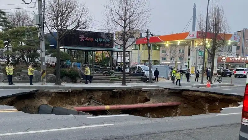 Güney Kore’de Dev Çukur Motosiklet Kazasında Feci Sonuçlar Doğurdu