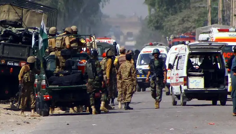 Pakistan'da Camide Bombalı Saldırı: 4 Yaralı, Güvenlik Endişeleri Artıyor!