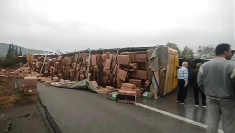 TEM Otoyolu’nda TIR Devrildi, Ankara Yolu Kapatıldı!