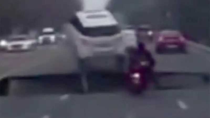 Güney Kore'de Otoyolda Aniden Beliren Dev Çukur, Motosikleti Yuttu