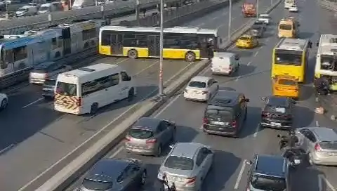 Trafiği Felç Eden Kazanın Ardından İETT Otobüsü İki Araçla Çarpıştı