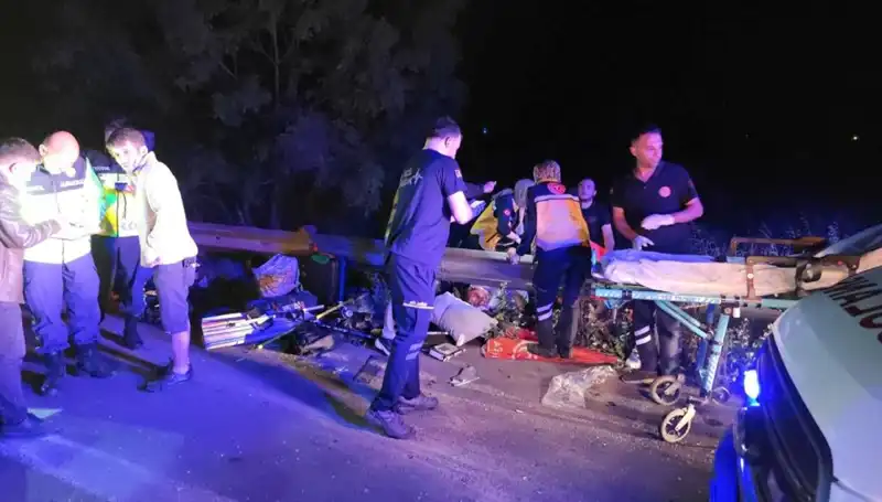 Minibüs Kazasında Feci Anlar: Yolcular Savruldu, Yaralılar Hastaneye Kaldırıldı