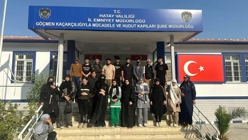 Minibüste Sınır Dışı Teklifiyle Yola Çıkan 24 Göçmen Yakalandı