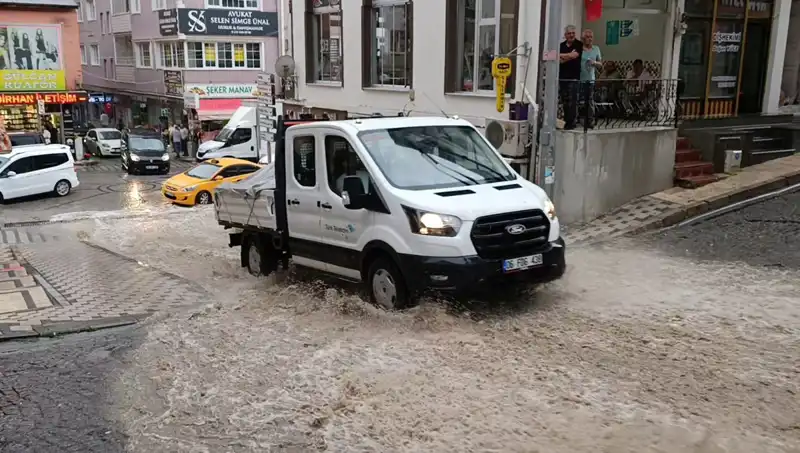 10 Dakikada Yaşanan Sağanak, Şehirde Su Baskınlarına Yol Açtı!
