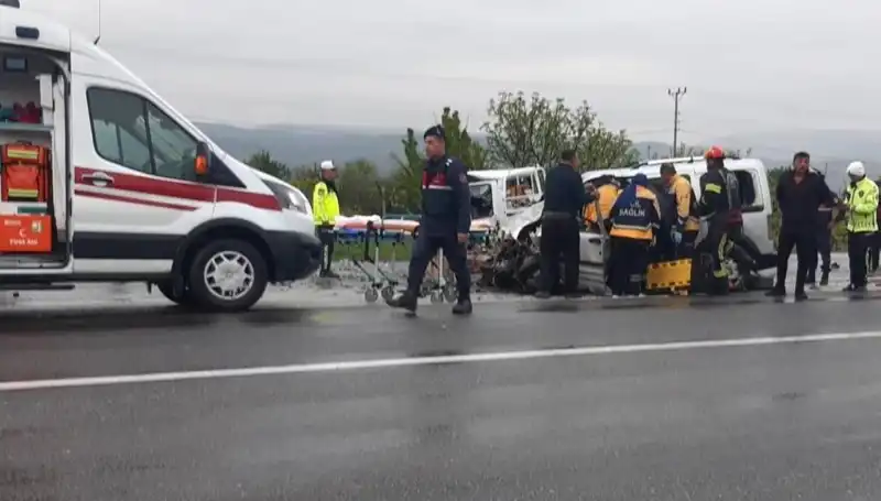 Denizli'de Feci Kaza: İki Araç Kafa Kafaya Çarpıştı, Birçok Yaralı Var!