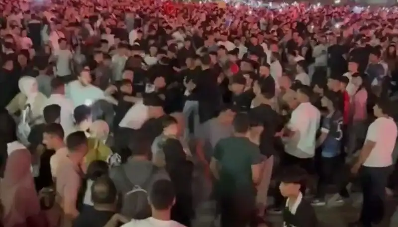 Konserde Bıçaklı Kavga: Üç Genç Hastaneye Kaldırıldı!