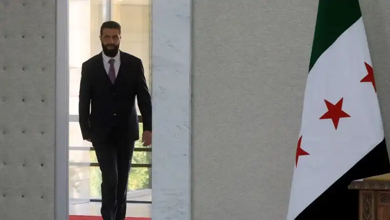 Paris'te Şara-Macron Zirvesi: Fransa Suriye'nin Yeni İnşasına Destek Mi Verecek?