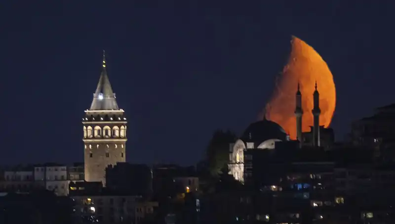 İstanbul'da Yarım Ayın Büyüleyici Güzelliği: Bir Gece Yolculuğu