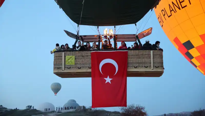 Kapadokya'nın Gökyüzünde Türk Bayraklarıyla Renkli Bir 23 Nisan Kutlaması