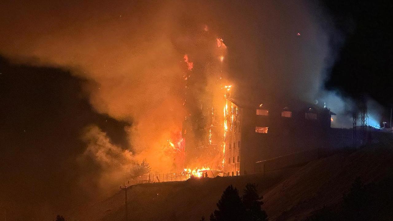 Kartalkaya Kayak Merkezi'nde otel yangını: 3 ölü, 21 yaralı <br>