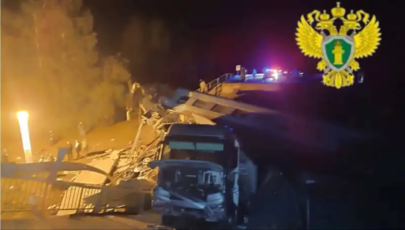 Rusya'da Köprü Çökmesi ve Tren Kazası: Yedi Kişi Hayatını Kaybetti