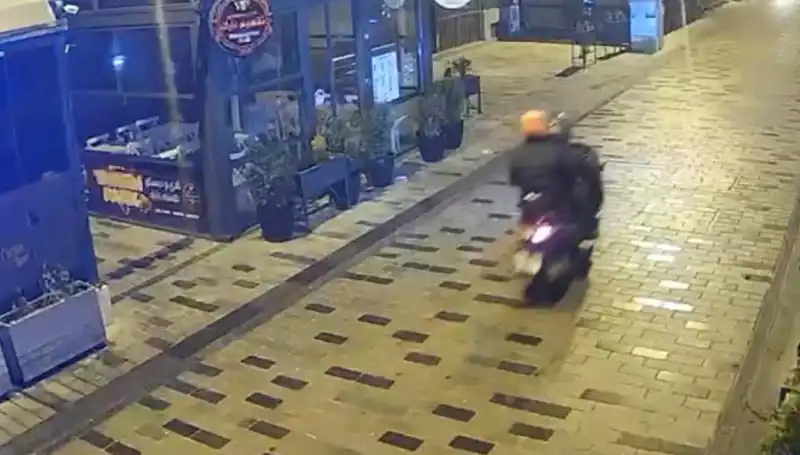 Gece Kulübünde Haraç Saldırısı: Silahlı Çatışma ve Kaçış Başladı!
