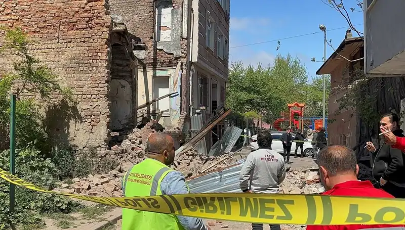 İstanbul'da Şok Edici Deprem: Fatih'teki Bina Çöktü