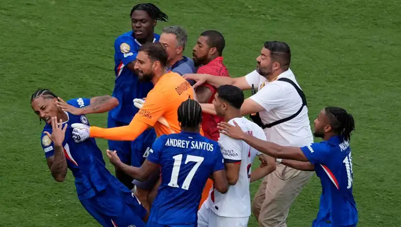 Dev Finalde Sıcak Anlar: Teknik Direktörden Futbolcuya Şok Yumruk!