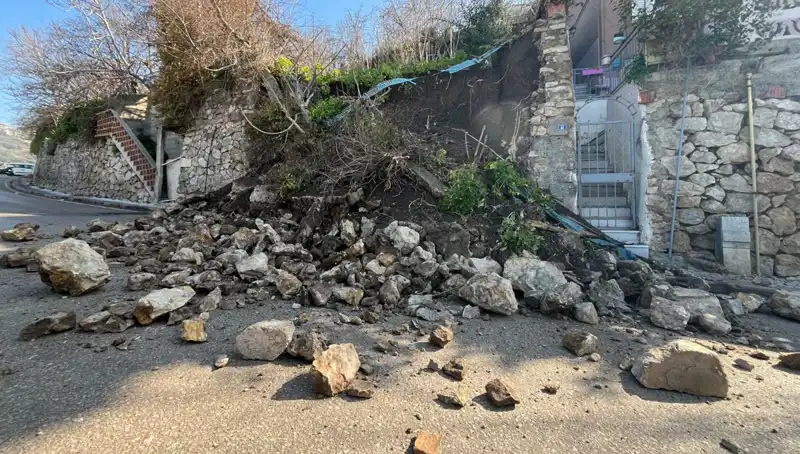 İstinat Duvarı Yola Çöktü: Araçlar Mola Vermek Zorunda Kaldı
