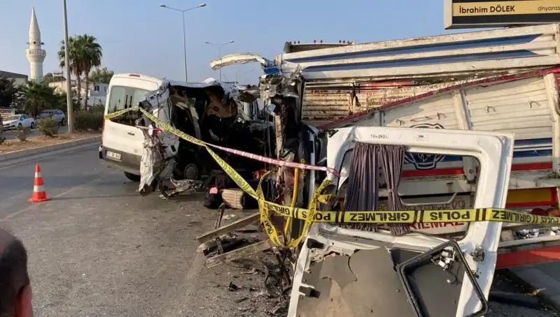 Mersin’de Tatil Yolunda Meydana Gelen Feci Kaza: İki Ölü, 10 Yaralı
