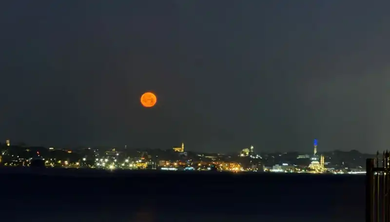 İstanbul'da Çilek Dolunayı: Göz Kamaştıran Tablolar Yarattı