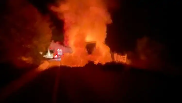 Seyir Halindeki Kamyonet Alev Alev Yandı: Olay Anı Kamerada!