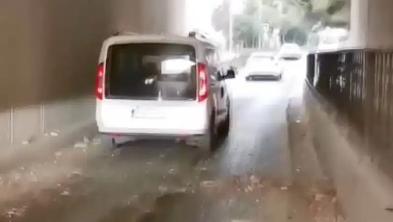 Trafikte Hayat Kıran Anlar: Betondan Yağmur Araçların Üzerine Düştü