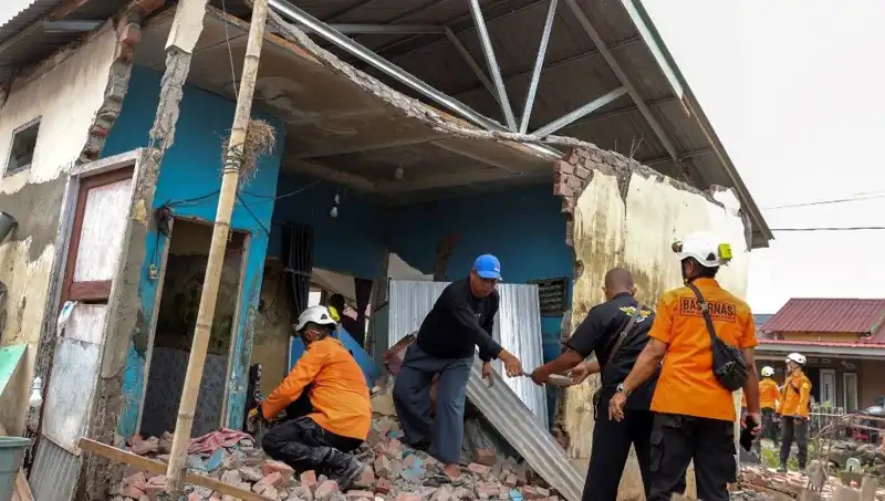Endonezya'da Şok Edici 5,7 Büyüklüğünde Deprem! 8 Ev Yıkıldı