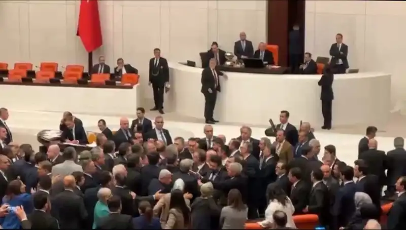 Mecliste Şok Kavga: Emekli İkramiyesi Krizi Ortalığı Karıştırdı!