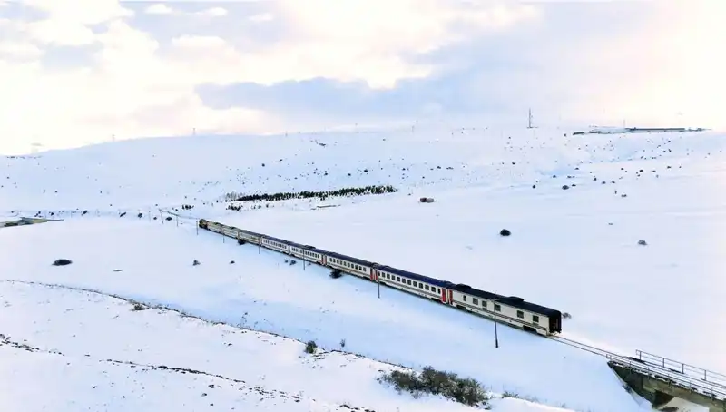 Doğu Ekspresi: Kışın Büyülü Atmosferinde Unutulmaz Bir Yolculuk