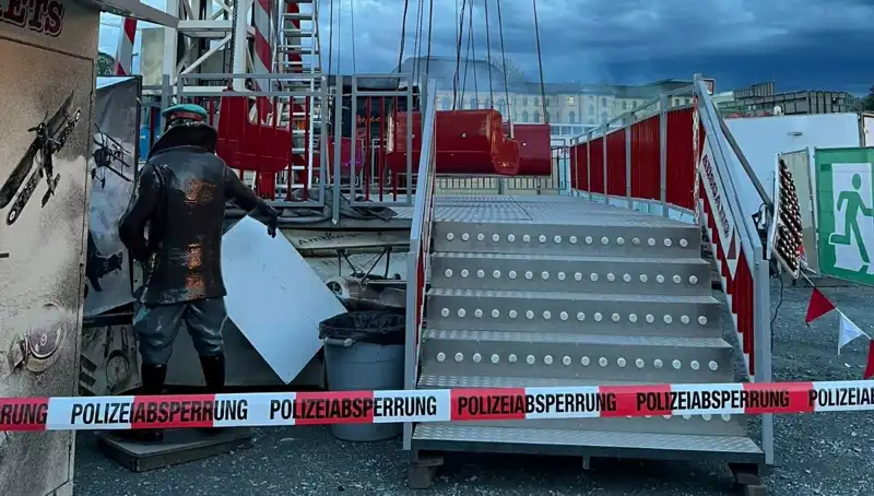Dikkatsizlik Sonucu Dönen Salıncak Reklam Direklerine Çarptı: Neyin Kıskacındaydık?