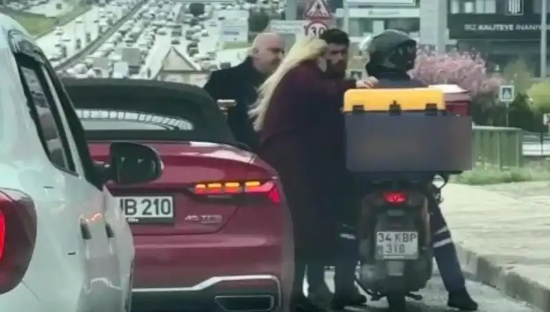 D-100'de Sıra Dışı Olay: Motokuryeye Silah Çeken Sürücü!