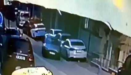 Esenyurt’ta Kaçan Sürücü, Park Halindeki İki Araçla Çarpıştı
