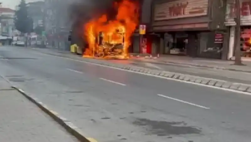 Ümraniye'de Korku Dolu Anlar! Yangın Kısa Sürede Yayılınca Panik Başladı
