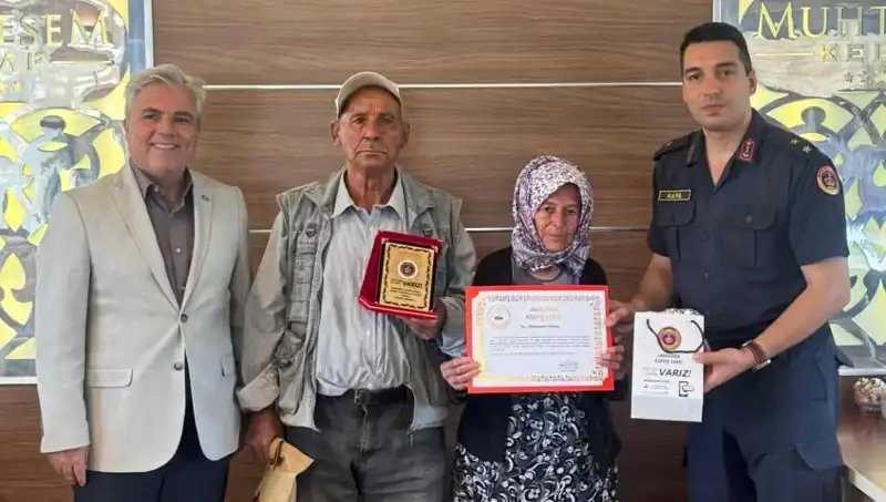 Aile, Tek Varları Olan Evi Jandarmaya Bağışlayarak Duygulandırdı