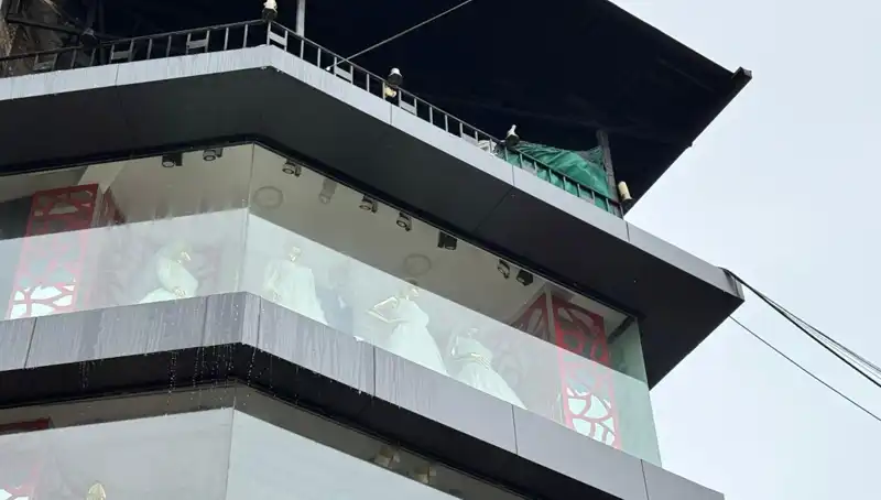 Giyim Mağazasında Korkutan Yangın: Alışveriş Merkezi Karşısında Hayat Durdu