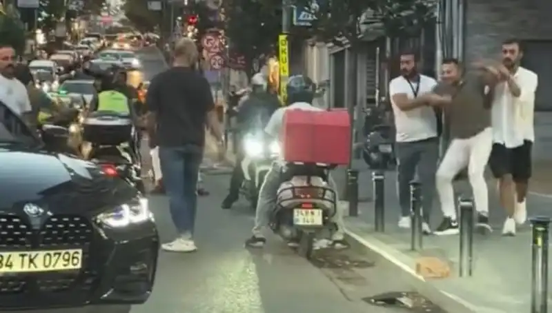 Nişantaşı'nda Yol Verme Kavgası: Kadına Sopa ile Saldırı Anları