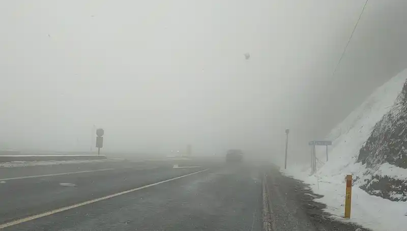 Bolu Dağı'nda Kar ve Sis Ulaşımı Zorlaştırdı: Sürücüler Dikkat!