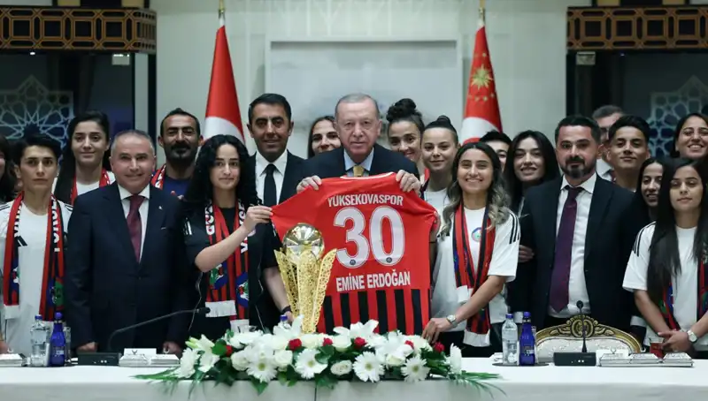 Cumhurbaşkanı Erdoğan, Yüksekovaspor Kadın Futbol Takımı’nı Unutulmaz Bir Resmi Törende Ağırladı