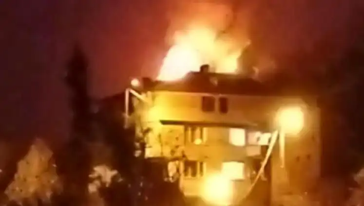 Saman Dolu Çatı Yanarken Mahalleli Panikle Sokağa Döküldü!