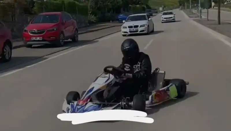 Tehlikeli Drift Oyunu: Gösterişli Go-Kart Sürücüsü Yolda Adeta Dans Etti!