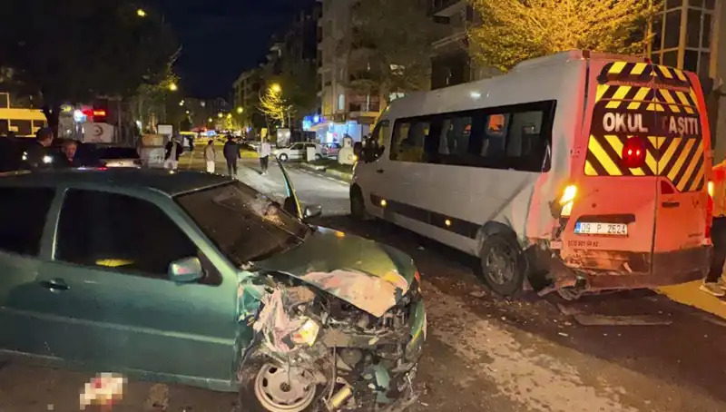 Otomobil Servis Minibüsüne Çarpınca Ortalık Karıştı: 6 Yaralı Var
