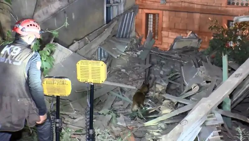 İstanbul'da Deprem Sonrası Yaşanan Bina Çöküşü Halkı Endişelendirdi
