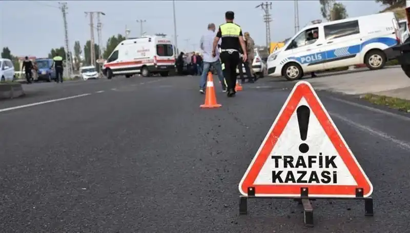 Antalya'da Otomobil Kanala Devrildi: Kazada İki Kişi Yaralandı!