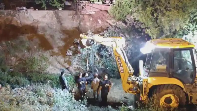 Hatay’da İlginç Kurtarma Operasyonu: İnek Gölette Sıkıştı!