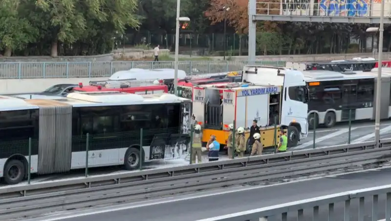 İstanbul'da Metrobüs Yangını: Trafikte Faciaya Neden Oldu