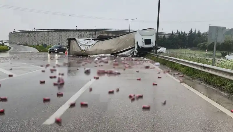 TIR Devrildi, Yolda İçki Seline Neden Oldu!